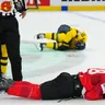 Zranený švédsky hokejista Oskar Sundqvist po faule Tima Meiera vo štvrťfinále MS 2026