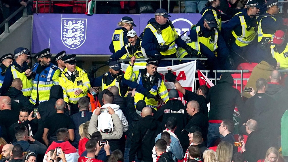 Výtržnosti vo Wembley. Fanúšikovia Maďarska čelili zásahu polície