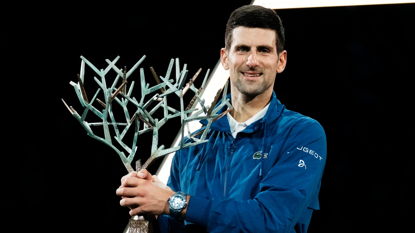 Srbský tenista Novak Djokovič pózuje s víťaznou trofejou. 