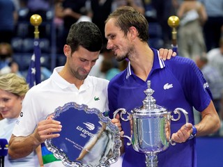 Daniil Medvedev a Novak Djokovič po finále na US Open 2021.