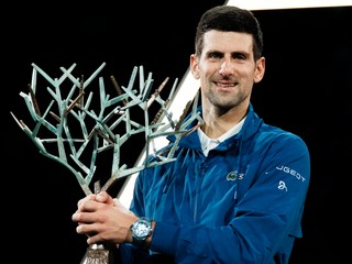 Srbský tenista Novak Djokovič pózuje s víťaznou trofejou. 