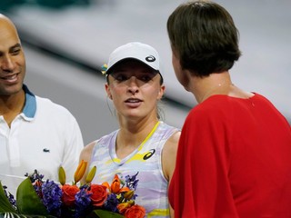 Iga Swiateková s Jamesom Blakeom a Lindsay Davenportovou.