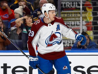 Nathan MacKinnon v drese Colorado Avalanche.