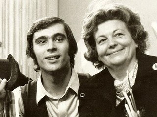 Ondrej Nepela s podkovou pre šťastie a trénerka Hilda Múdra.