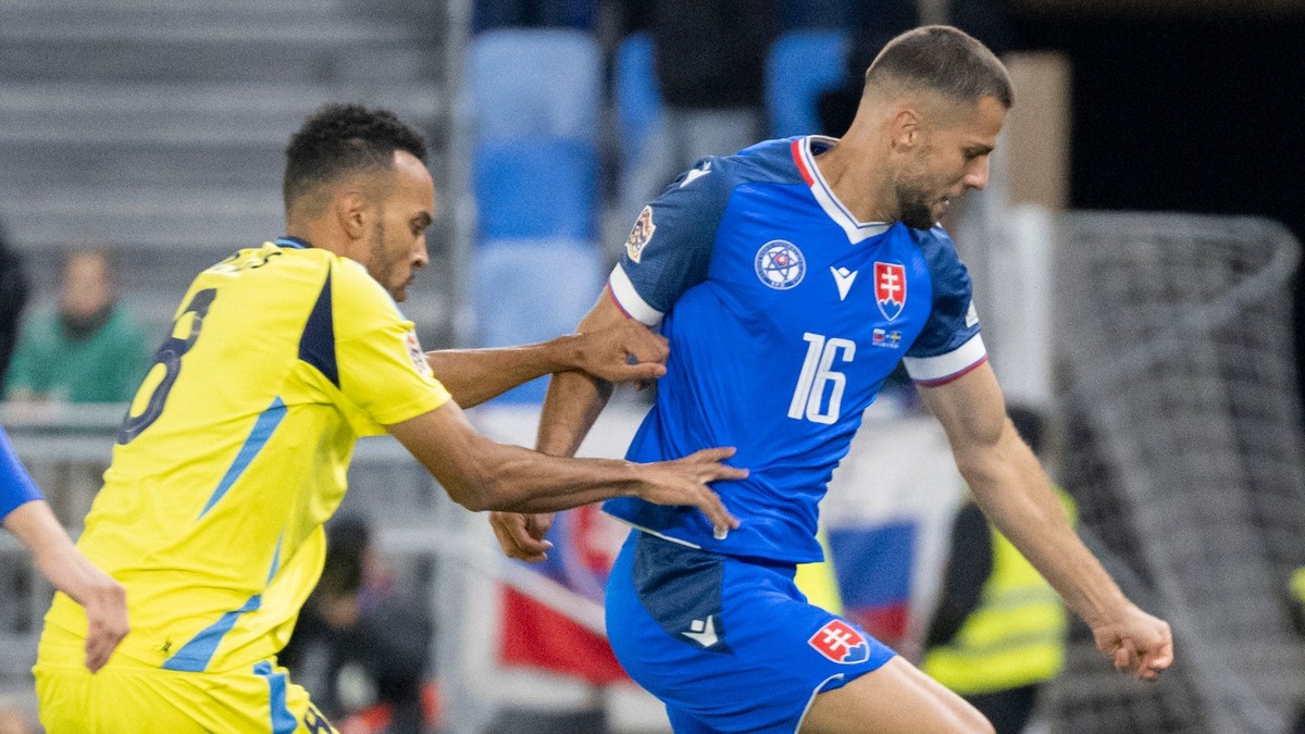 Dávid Hancko (Slovensko) a vľavo Alex Douglas (Švédsko).