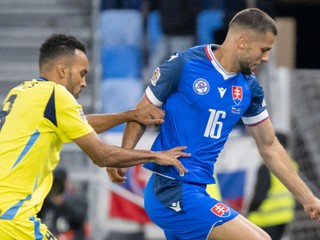 Dávid Hancko (Slovensko) a vľavo Alex Douglas (Švédsko).