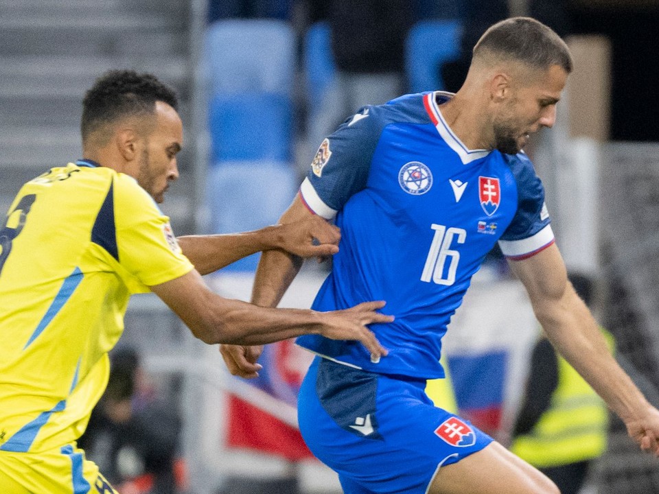 Dávid Hancko (Slovensko) a vľavo Alex Douglas (Švédsko).