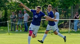 Najlepší strelec zázračných Volkoviec Adam Bachan (10), vpravo Daniel Studený.