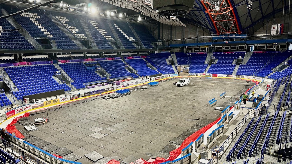 V Steel Aréne zužujú ľadovú plochu.
