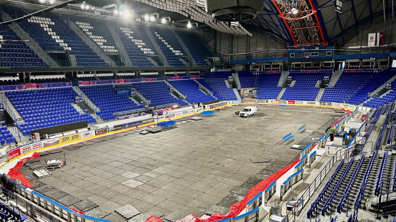 V Steel Aréne zužujú ľadovú plochu.