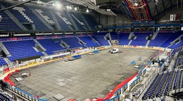 V Steel Aréne zužujú ľadovú plochu.