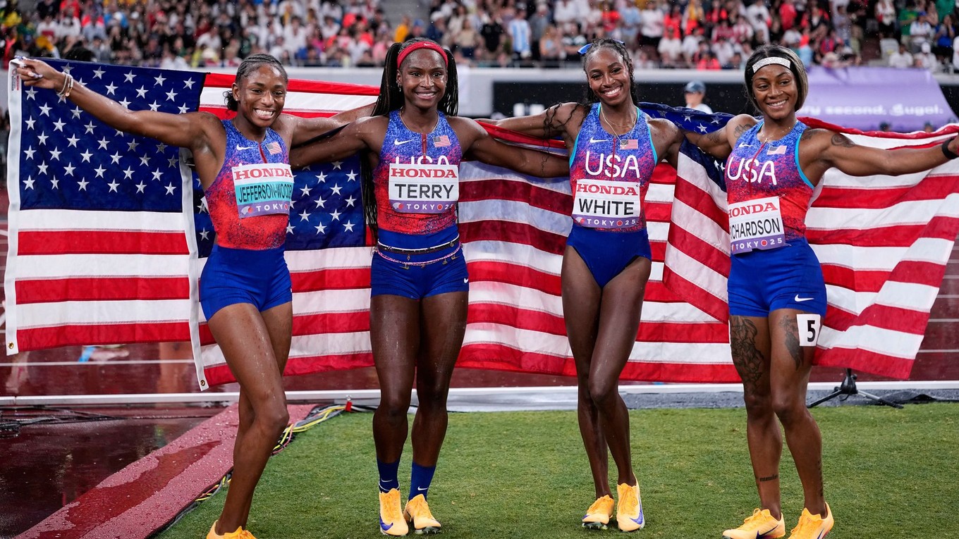 Americké atlétky zvíťazili na majstrovstvách sveta v Tokiu v štafete 4x100 m.