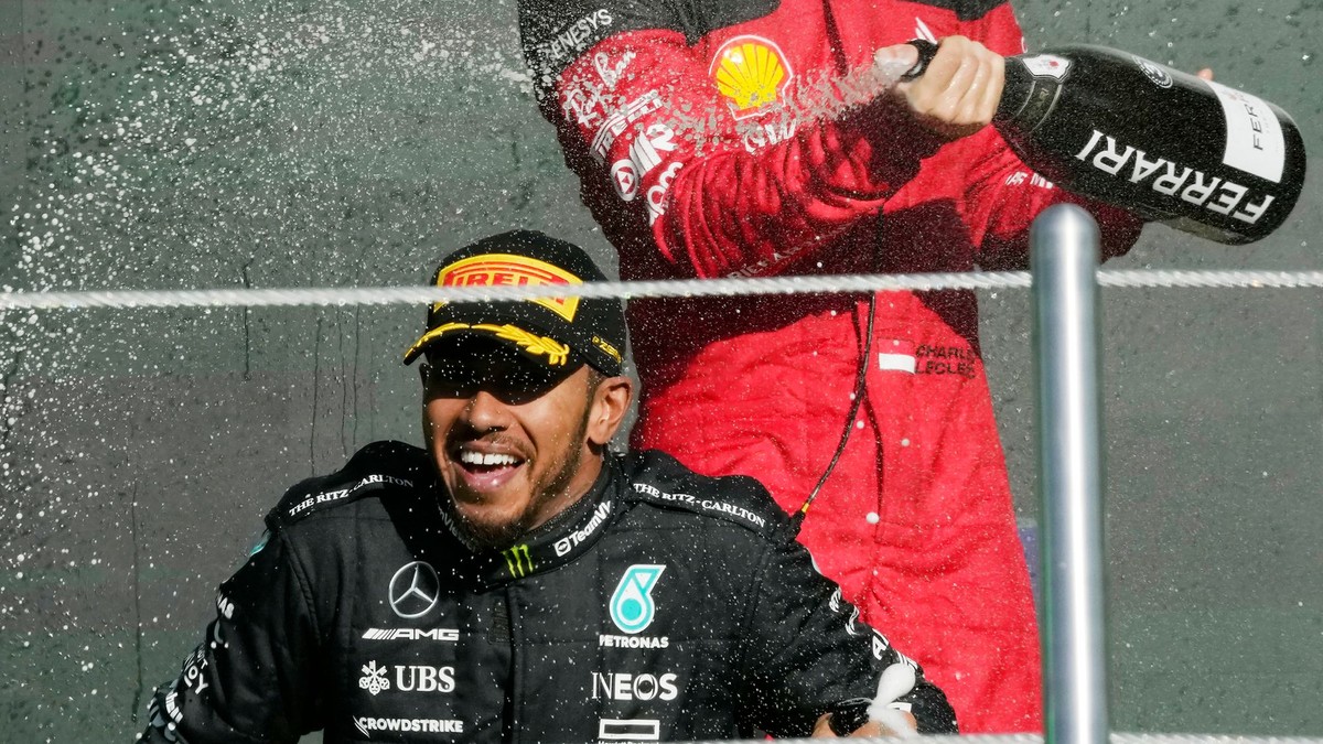 Je to oficiálne! Hamilton podpísal s tímom Ferrari viacročný kontrakt