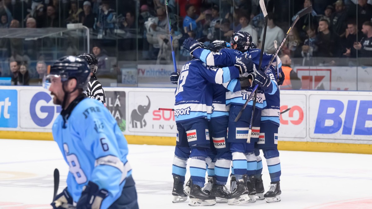Radosť hráčov Nitry po úvodnom góle v siedmom zápase finále play off Tipsport extraligy medzi HK Nitra - HC Slovan Bratislava.
