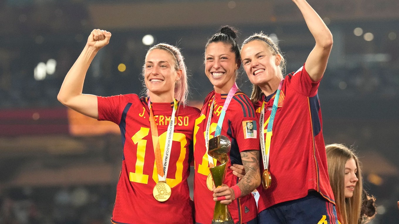 Zľava Alexia Putellas, Jennifer Hermosová and Irene Paredesová s trofejou po triumfe na MS vo futbale žien 2023.