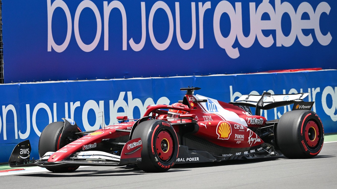 Charles Leclerc na Ferrari počas 1. tréningu na Veľkú cenu Kanady 2025.
