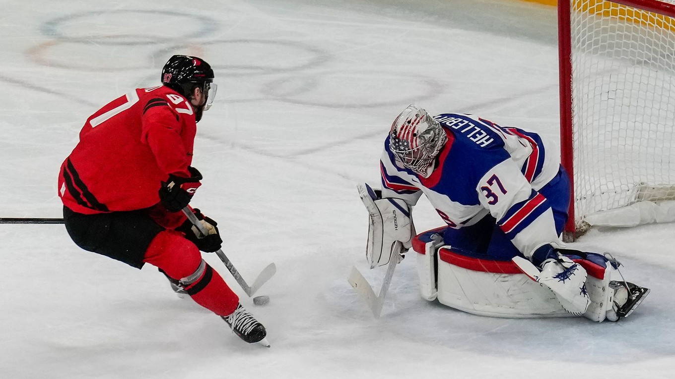 Connor McDavid (vľavo) a Connor Hellebuyck (vpravo) v zápase Kanada - USA počas ZOH 2026.