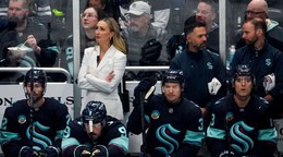 Jessica Campbellová na lavičke Seattlu.