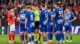 Na snímke slovenský futbalista v drese Sigmy Olomouc Matúš Malý (33) reaguje spolu so spoluhráčmi.