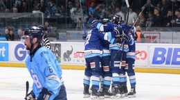 Radosť hráčov Nitry po úvodnom góle v siedmom zápase finále play off Tipsport extraligy medzi HK Nitra - HC Slovan Bratislava.