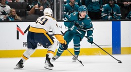 Roman Josi (vľavo) a Macklin Celebrini (vpravo) budú patriť medzi najväčšie hviezdy MS 2026.