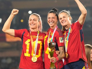 Zľava Alexia Putellas, Jennifer Hermosová and Irene Paredesová s trofejou po triumfe na MS vo futbale žien 2023.