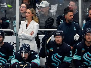 Jessica Campbellová na lavičke Seattlu.