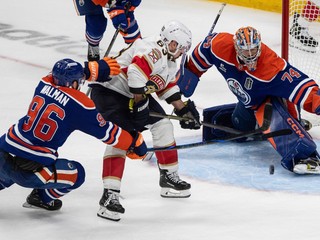 Brad Marchand, Stuart Skinner a Jake Walman.