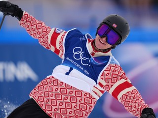 Nór Birk Ruud oslavuje víťazstvo.