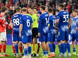 Na snímke slovenský futbalista v drese Sigmy Olomouc Matúš Malý (33) reaguje spolu so spoluhráčmi.