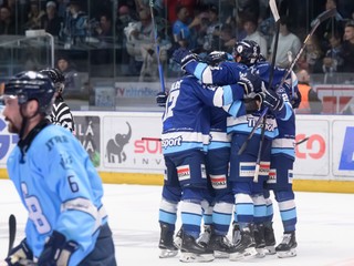 Radosť hráčov Nitry po úvodnom góle v siedmom zápase finále play off Tipsport extraligy medzi HK Nitra - HC Slovan Bratislava.