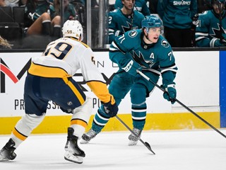 Roman Josi (vľavo) a Macklin Celebrini (vpravo) budú patriť medzi najväčšie hviezdy MS 2026.