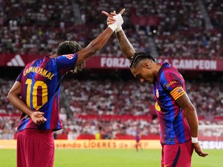 Na snímke hráč Barcelony Lamine Yamal (vľavo) sa teší z gólu, ktorý strelil jeho spoluhráč Raphinha (vpravo).