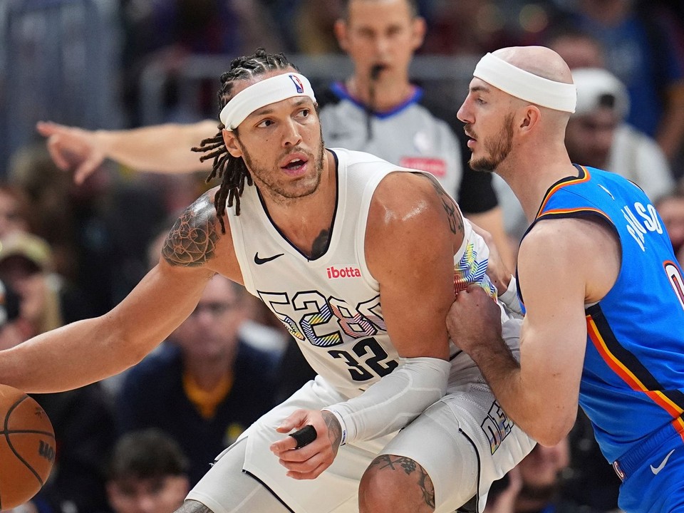 Aaron Gordon a Alex Caruso.