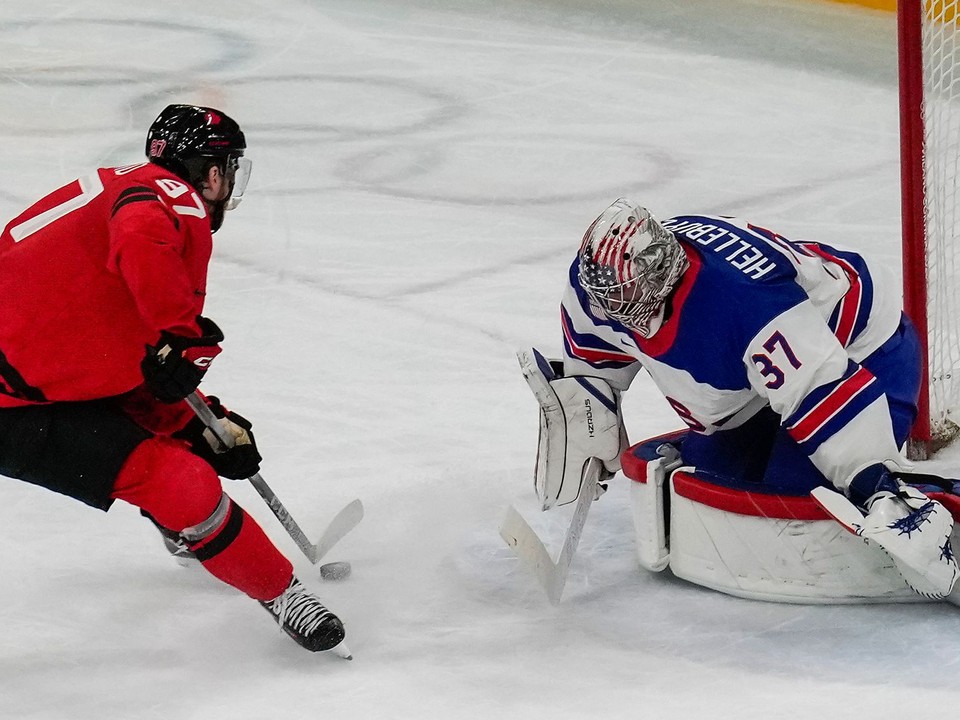 Connor McDavid (vľavo) a Connor Hellebuyck (vpravo) v zápase Kanada - USA počas ZOH 2026.