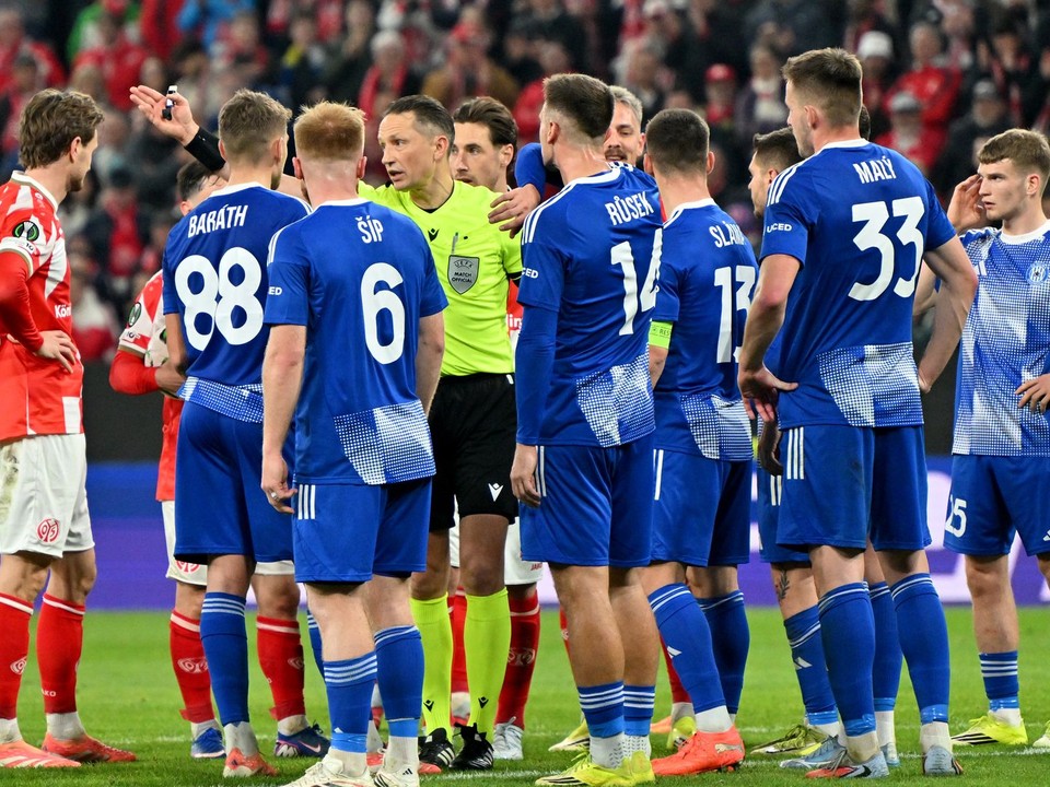 Na snímke slovenský futbalista v drese Sigmy Olomouc Matúš Malý (33) reaguje spolu so spoluhráčmi.