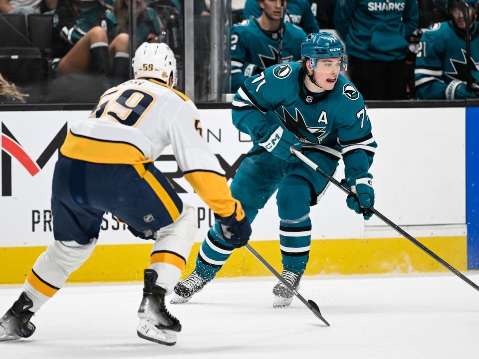 Roman Josi (vľavo) a Macklin Celebrini (vpravo) budú patriť medzi najväčšie hviezdy MS 2026.