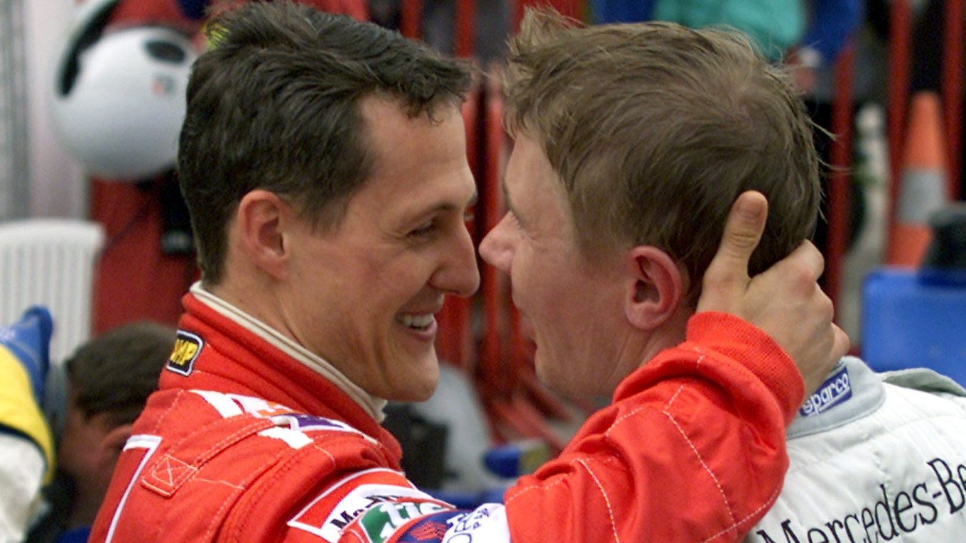Legendárni jazdci F1 Michael Schumacher (vľavo) a Mika Häkkinen.