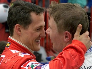 Legendárni jazdci F1 Michael Schumacher (vľavo) a Mika Häkkinen.