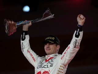 Max Verstappen oslavuje triumf na VC Las Vegas.