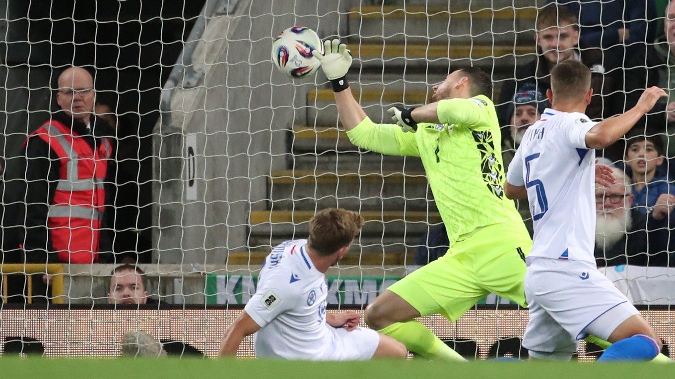 Patrik Hrošovský a Martin Dúbravka počas zápasu Severné Írsko - Slovensko v kvalifikácii MS vo futbale 2026. 