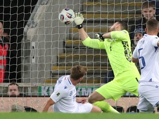 Patrik Hrošovský a Martin Dúbravka počas zápasu Severné Írsko - Slovensko v kvalifikácii MS vo futbale 2026. 