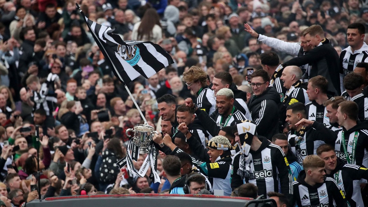 VIDEO: Desiatky tisíc ľudí v uliciach. Newcastle oslavuje s fanúšikmi zisk pohára