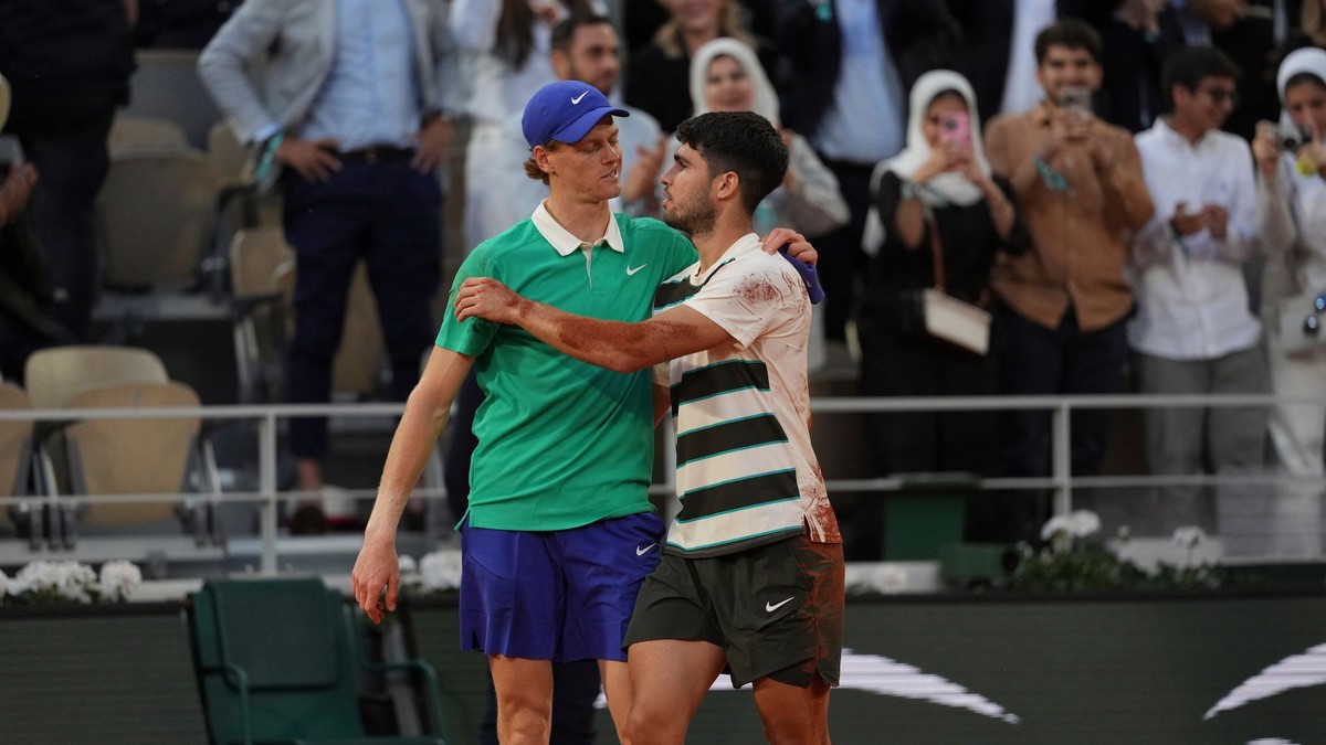 Carlos Alcaraz a Jannik Sinner po finále na Roland Garros 2025.