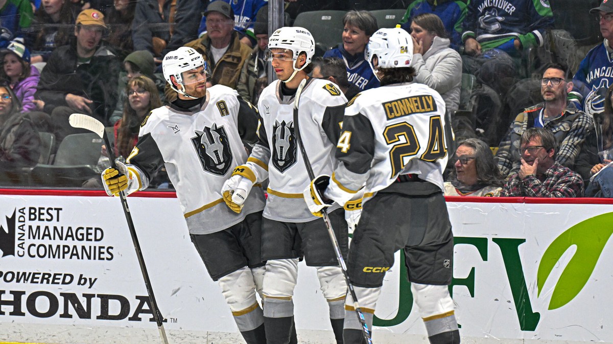 Jozef Viliam Kmec sa teší zo spoluhráčmi z gólu.