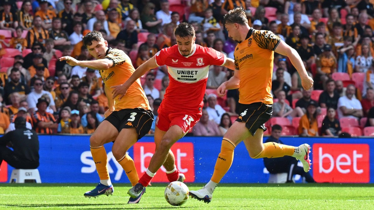 Dávid Strelec v dueli proti Hull City.