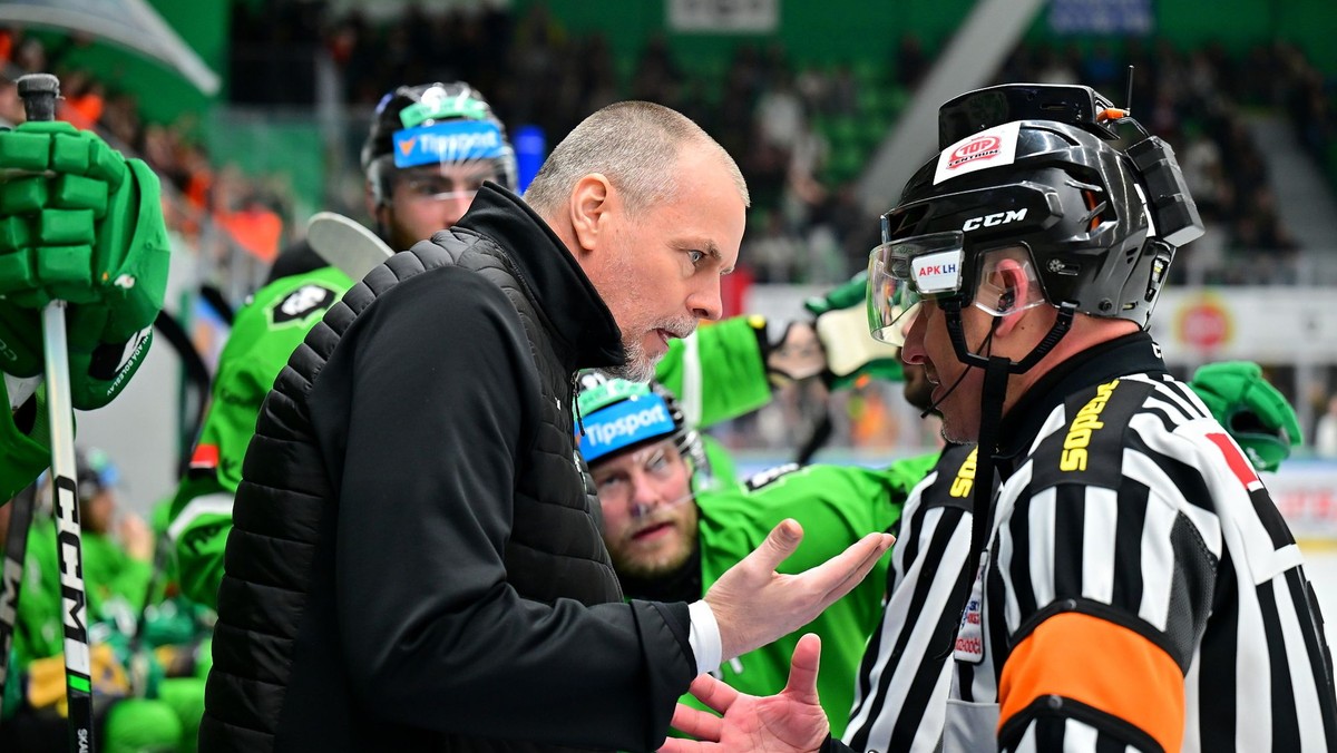 Tréner BK Mladá Boleslav Richard Král diskutuje s rozhodcami. 