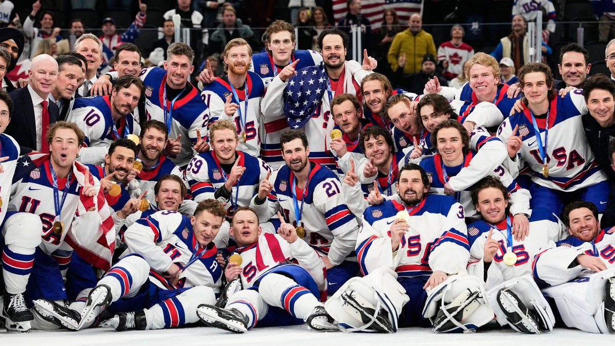 Americkí hokejisti pózujú so zlatými medailami po víťazstve vo finálovom dueli Kanada - USA na zimných olympijských hrách.