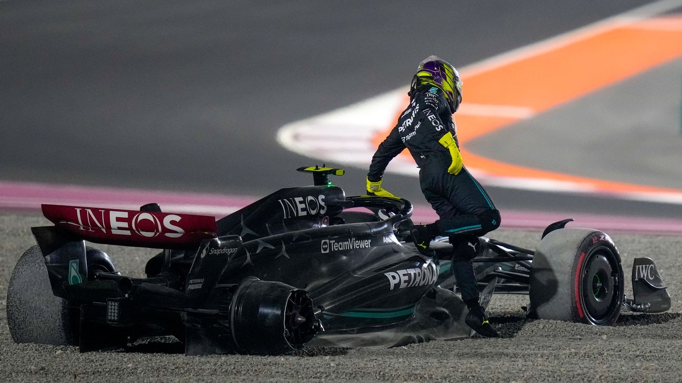 Lewis Hamilton opúšťa svoj monopost Mercedes po havárii v prvej zákrute Veľkej ceny Kataru 2023.