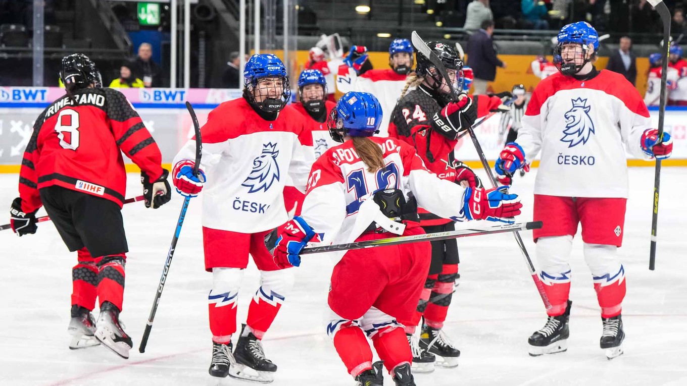 Hokejistky Česka do 18 rokov v zápase proti Kanade.